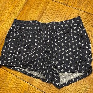 Womens shorts, gap size 2, linen feel, cuff and button detail. EUC.